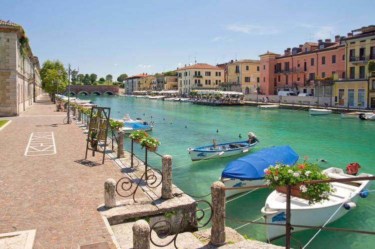 Once left the city-centre you will pass through the Veneto countryside to reach the lake town of Peschiera del Garda; over there you might have the option to get on board of a Venezian taxi-boat or