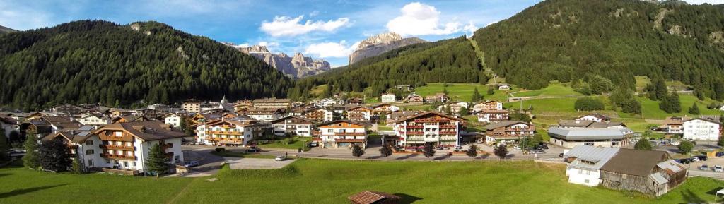 Prestige DOLOMITES Full Day Tour (10 h) Arrive at the meeting point quiet early in the morning and be properly rested for this Mountain adventure trip.