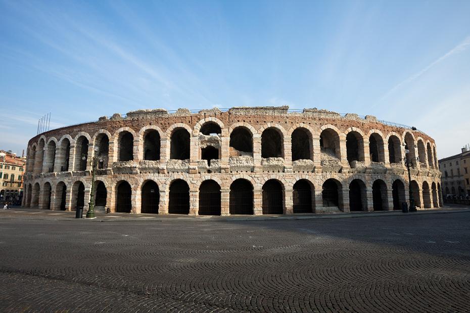 Half Day VERONA WALKING Tour (2 h 30 m) **FREE SALE** Arrive at the meeting point in the city centre of Verona and meet our informed and friendly guide with the rest of the small group.