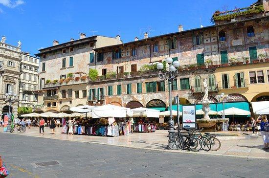 Prestige Best of VERONA Tour (VERONA WALKING TOUR+ Skip-The Line ARENA GUIDED TOUR) (3 h) Arrive at the meeting point in the city centre of Verona and meet our informed and friendly guide with the