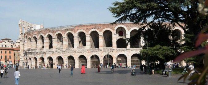 Full Day VERONA & GARDA LAKE (7 h) **FREE SALE** SEMI-PRIVATE TOUR Min 2 Max 12 Pax Arrive at the meeting point in the city centre of Verona and meet our informed and friendly guide with the rest of