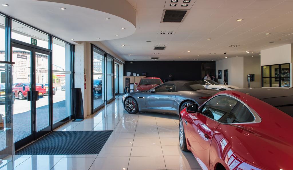 EXECUTIVE SUMMARY JAGUAR STOKE-ON-TRENT Modern Stratstone Jaguar car showroom, extending to 9,392 sq ft (873 sq m) Located close to Stoke-on-Trent City Centre with roadside prominence onto Broad