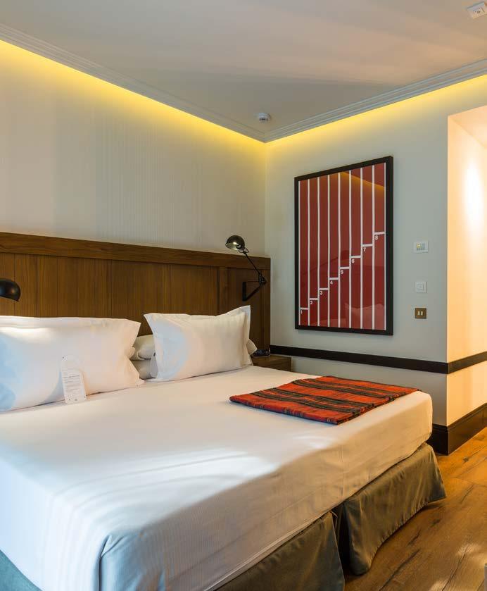 The rooms are located in the interior with views of the glazed courtyard, creating a peaceful haven for an undisturbed rest. Maximum capacity in twin rooms - 2 0.90 m beds: 107 Deluxe.