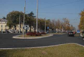 Машине градских предузећа неуморно раде на правцима где је највећа фреквенција моторног саобраћаја, најпре на булеварима Војводе Путника и Александра Карађорђевића.