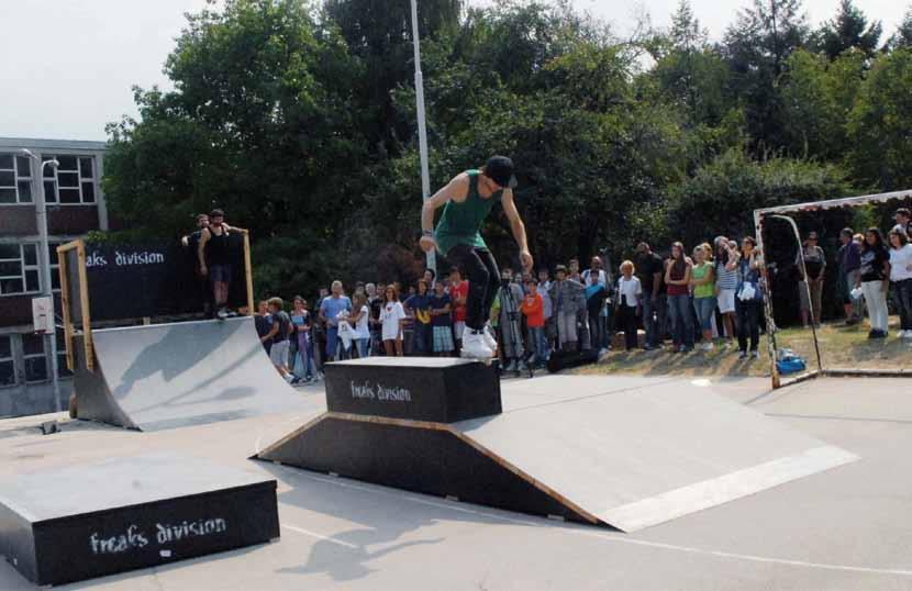 Основна школа Војвода Мишић на Аутокоманди је прва у Србији која је добила скејт-парк, у ком ће сви љубитељи скејтборда, ролера и бицикла моћи да уживају у вожњи и доброј забави.