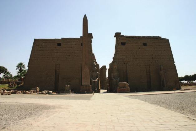U Tebi danas poznata Avenija sfinga spajala je južni hramski kompleks Luksora s kompleksom Karnaka na sjeveru.