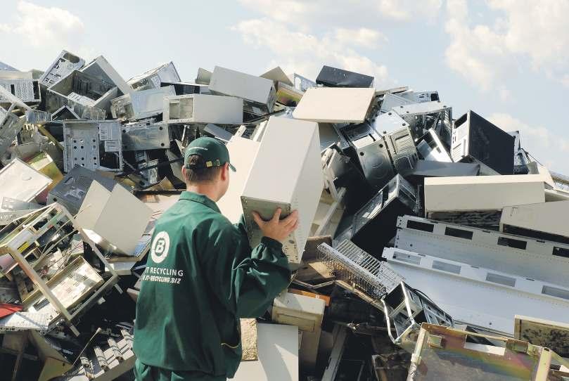 Републике Србије доделила је подстицајна средства у висини од две милијарде и сто де ве де сет ми ли о на ди на ра фирмама које се баве рециклажом отпада.