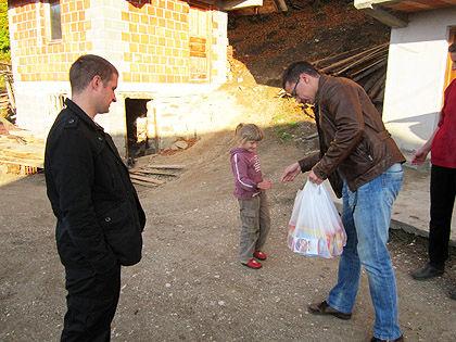 Хуманитарна организација Срби за Србе, њени донатори и пријатељи организације су породицу Коматина помагали у више наврата.