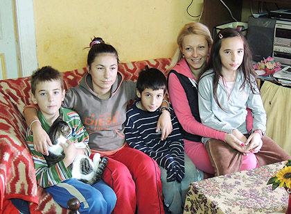 Иако смо већ имали прилике да помогнемо породицу Ајдуковић у Васкршњој акцији на Космету прошле године, самохрана мајка Јелена и њено троје