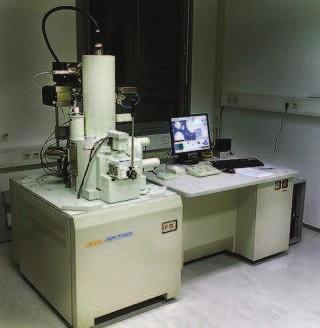 Slika 10: Presevni elektronski mikroskop (Biotehniška fakulteta 2010) Vrstični (»scanning«) elektronski mikroskop Ta nam omogoča neposredno opazovanje površine preparata.
