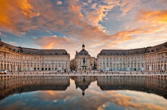 The wine bar at the top of the building offers a fantastic view over the river and the city of Bordeaux, while allowing you to taste wines from more than 70