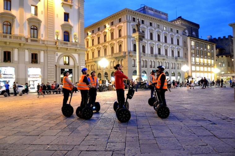 SEGWAY NIGHT TOUR OF FLORENCE ( 2 h 30 m ) See the Pearl of the Italian Renaissance by night, when Florence s famous sites are beautifully illuminated and most enchanting. Our 2.