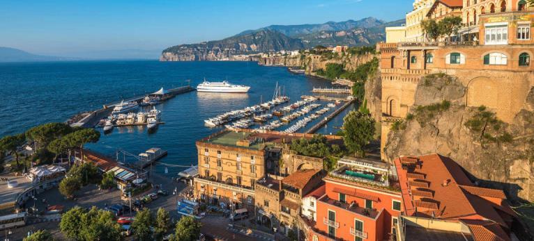 Small Group Prestige Half Day Sunset Experience in SORRENTO (3 h) SEMI-PRIVATE TOUR - Max 12 Pax See the Sorrento Coast in its most romantic light on a 3-hour sunset cruise departing from Sorrento s