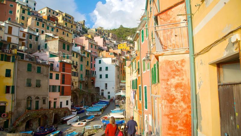 Vernazza again. A shorter option takes you directly from Madonna di Reggio, along a number of little chapels, back down to Vernazza.