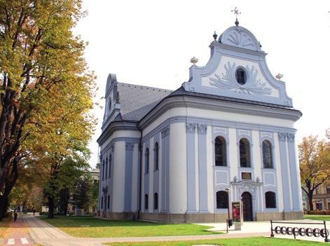 PAMIATKY EVANJELICKÝ KOSTOL 8 9 Kostol s pôdorysom kríža bol postavený v klasicistickom slohu v rokoch 1790-1796. Ide o tzv. tolerančný typ evanjelického kostola.