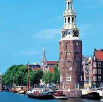 Enjoy the beauty of Amsterdam while burning off a few calories! No need to worry about the pace we ll take it easy with regular stops at the major sights. The distance is about 7.5 Kms (4.
