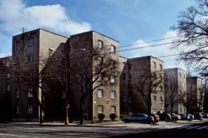 Utilita a maniera súčasných bytových domov na Slovensku 27 3.3 Výber z bytovej výstavby na Slovensku rokov 1930-2000 3.3.1 Bytová výstavba po roku 1930 Hospodárska kríza v tridsiatych rokoch minulého storočia priniesla do československej architektúry tému tzv.