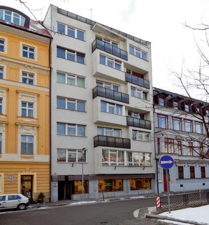 Utilita a maniera súčasných bytových domov na Slovensku 29 V prostredí neoslohovej a eklektickej zástavby Hviezdoslavovho námestia v Bratislave sa nachádza objekt s čistými a jednoduchými líniami.