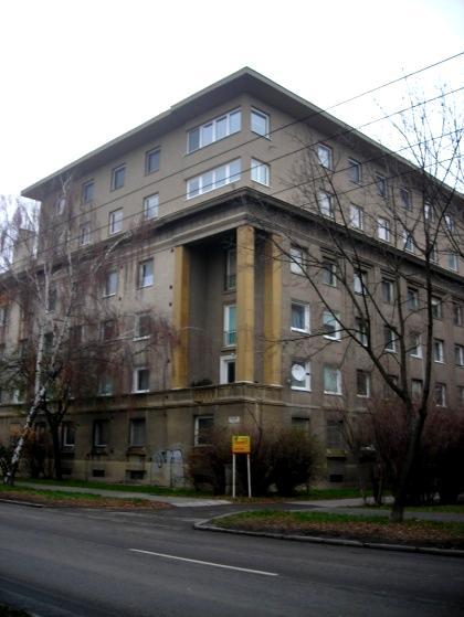 30 Utilita a maniera súčasných bytových domov na Slovensku Byty majú moderné delenie priestoru na dennú a nočnú časť, pričom kúpeľňa je priradená k spálni.