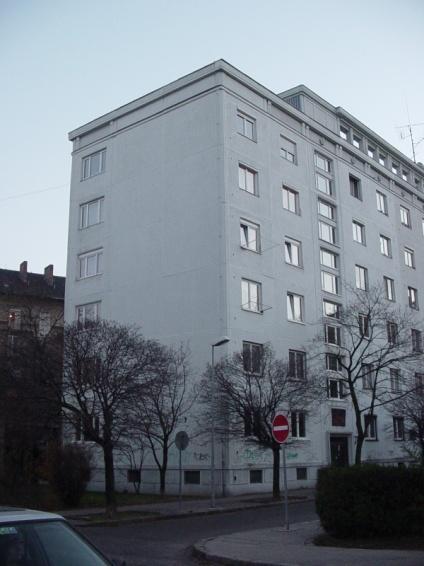 Utilita a maniera súčasných bytových domov na Slovensku 33 V roku 1953 bol postavený prvý panelový dom na Slovensku, na Kmeťovom námestí v Bratislave. Jeho autorom bol taktieţ V. Karfík.