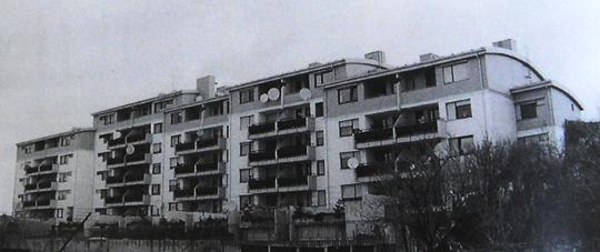 36 Utilita a maniera súčasných bytových domov na Slovensku 3.3.4 Bytová výstavba po roku 1989 Po zmene spoločensko-ekonomických podmienok v roku 1989 u nás nastáva obdobie tvorivej slobody, obdobie prísunu informácií zo zahraničia.