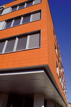 Utilita a maniera súčasných bytových domov na Slovensku 49 technológiu obkladov predstavujú TF panely (mramorová, alebo granitová doska o hrúbke 5 mm a zlepená s nosnou tehlovou doskou, čím vznikne