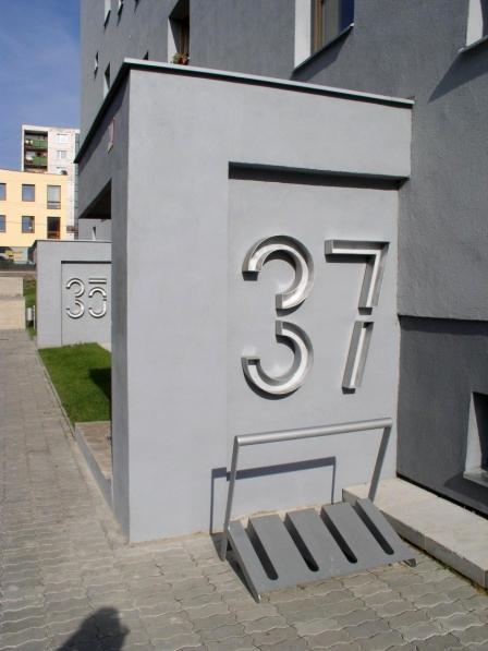Utilita a maniera súčasných bytových domov na Slovensku 87 V novostavbách u nás ešte stále absentuje väčšia pozornosť na vstup do objektu.