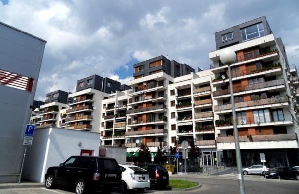 Utilita a maniera súčasných bytových domov na Slovensku 91 Dnes obyvatelia hľadajú čo najschodnejšiu cestu k izolácii vlastného intímneho prostredia svojho bytu od škodlivých a hlučných vplyvov.