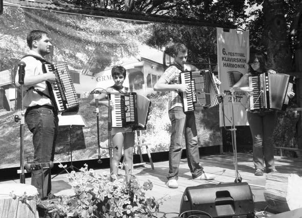 MED NAŠIMI LJUDMI Srečanje harmonikarjev v Zamostcu Klub harmonikarjev Urška je v soboto, 4.avgusta, organiziral že tradicionalno 20.