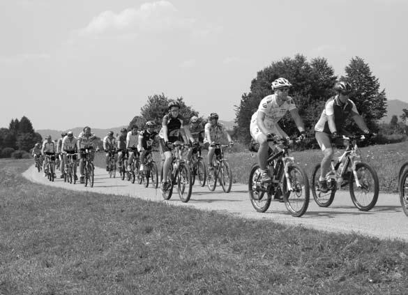 ŠPORTNI UTRINKI Deseti kolesarski vzpon na Grmado V soboto je Turistično društvo Grmada organiziralo rekreacijsko kolesarsko prireditev za vse generacije, ki so jo pred leti poimenovali Proč od