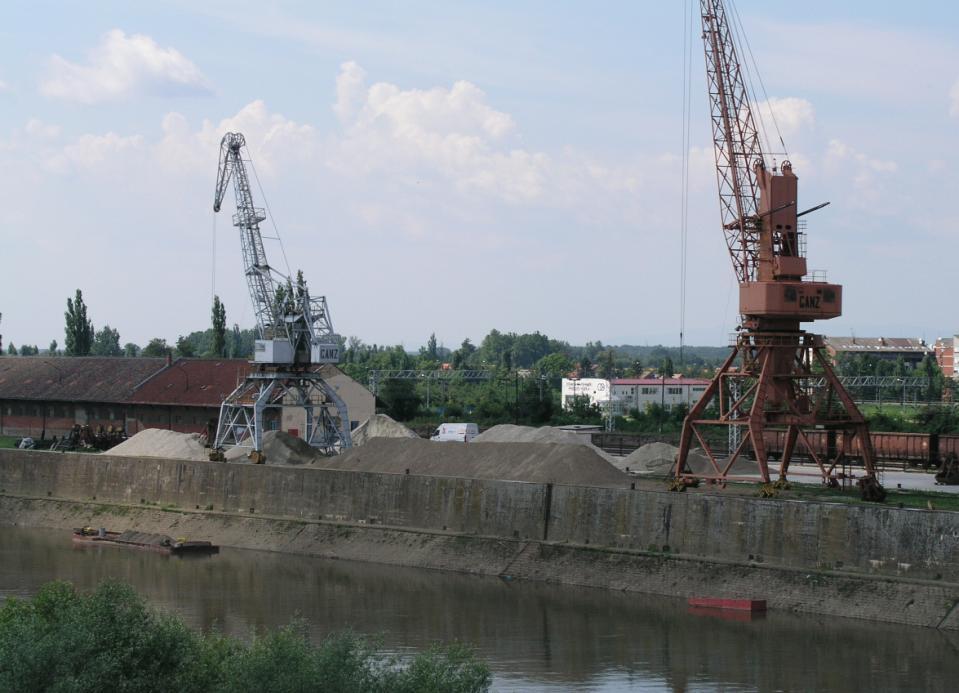 Port of Sisak (on the Kupa River) International Sava River Basin Commission The only activity is the unloading of a few thousand tons of sand and gravel from dredging activities.