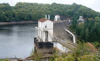 Apart this exceptional height at the time of construction, this dam shows considerable innovations in dam design and construction: vault involving a double curvature, abutment stabilized using 500
