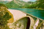 It is an earth dam, 129 m high, 600 m long, equipped with an impervious earth core, the highest earth dam in Europe. It was constructed using 2 technologies.