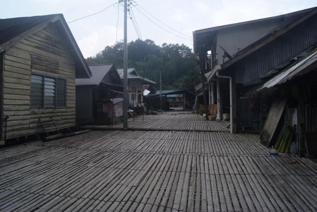 Gambar 4.2 : Pembinaan rumah di sepanjang rumah panjang Kampung Darul Islam Belimbing pada hari ini (2014) mengalami lebih banyak perubahan setelah kedatangan industri pelancongan di kampung tersebut.
