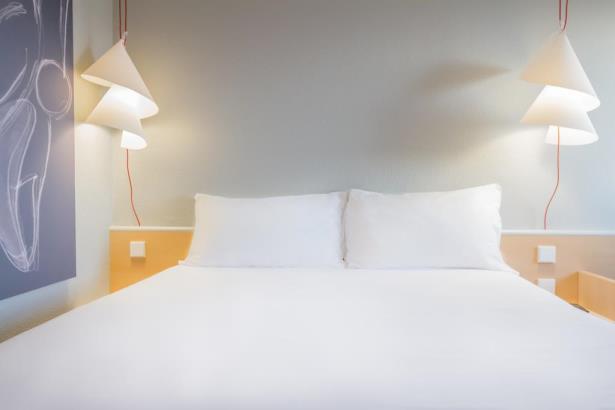 Exponor and Europarque business centres. Relax in one of the 100 comfortable rooms. All rooms offer desks, free WIFI and private bathrooms with a tub or shower and hairdryer.