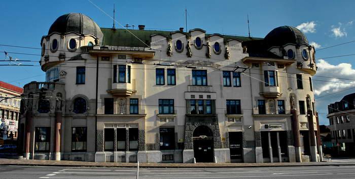 9. Bosákova banka: na rohu Hlavnej a Levočskej ulice bola v rokoch 1923 1924 postavená výstavná secesná budova, pôvodne určená na účely finančného ústavu. Budova má na nárožiach kryté kupoly.