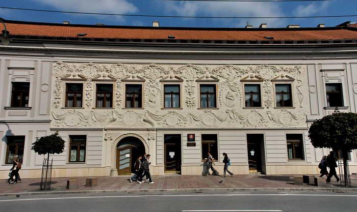 18. Palác Klobušických: vznikol spojením 5 domov v polovici 18. st. Majiteľom jedného z domov bol Ondrej Klobušický, hlavný správca hornouhorských rákociovských majetkov. Práve uňho sa v r.