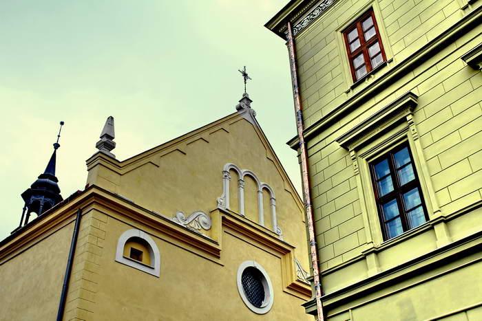 Dĺžka stavby je 36 m, šírka 12 m, vnútorná výška je 13 m a vonkajšia 16 m. Prešovskej evanjelickej cirkvi, pre ktorú bol kostol postavený, slúžil do r. 1670. Organ z r.
