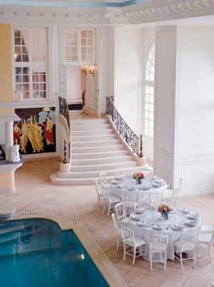 t h e i n s i d e p o o l k i t c h e n & v e r a n d a T e r r a c e S & g a r d e n 11 Nestled in the very heart of the Château, the inside Pool is like a turquoise jewel in its white marble