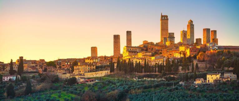Tour Full Day SIENA, S. GIMIGNANO, MONTERIGGIONI & CHIANTI (10h 30m) Crossing the beautiful Chianti hills arrive at the medieval hilltop gem of MONTERIGGIONI, with its still intact walls.