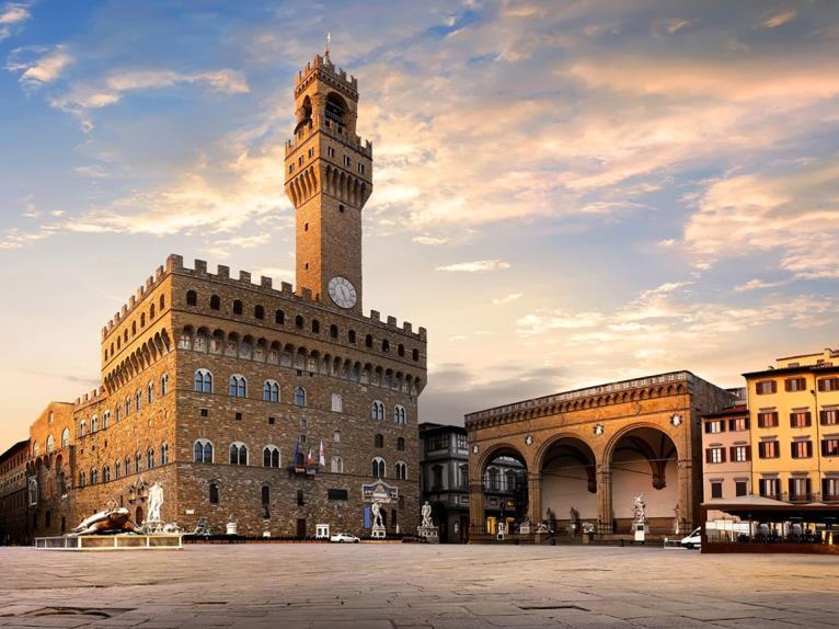 MEDIEVAL & REINASSANCE FLORENCE Walking Tour (2h 30m) With our engaging local Guide we start from the historic Central Market, with its workshops and multicolored stalls, where you can find the