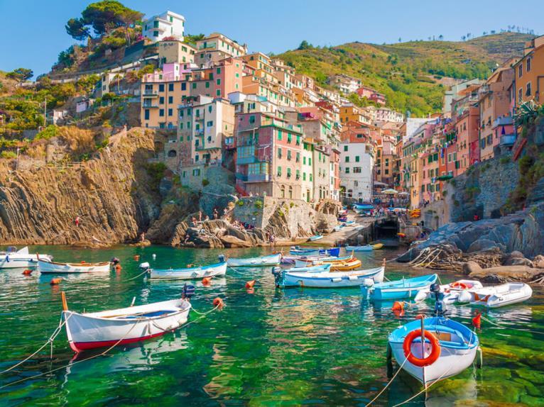 Our visit begins at daybreak, with the arrival at RIOMAGGIORE: the village, dating back to the early thirteenth century, is famous for its historic character and local wine.