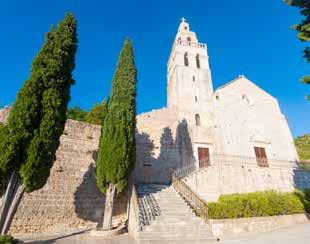 We begin in the main square, which is the largest piazza in Dalmatia and see the cathedral, the Franciscan Monastery and the Benedictine Nunnery, where we hear about the aloe lace still produced