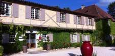 ARRIVE IN SARLAT Arrive at the charming Hotel Meysset, with heated swimming pool, sun terrace, 1.3 hectares of parkland, bar and restaurant.
