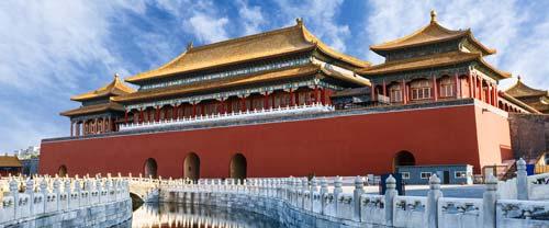 2 Beijing After breakfast, visit The Summer Palace in Qing dynasty, the biggest royal garden in China. At noon, taste the authentic hotpot, Beijing Dong Lai Shun lamb.