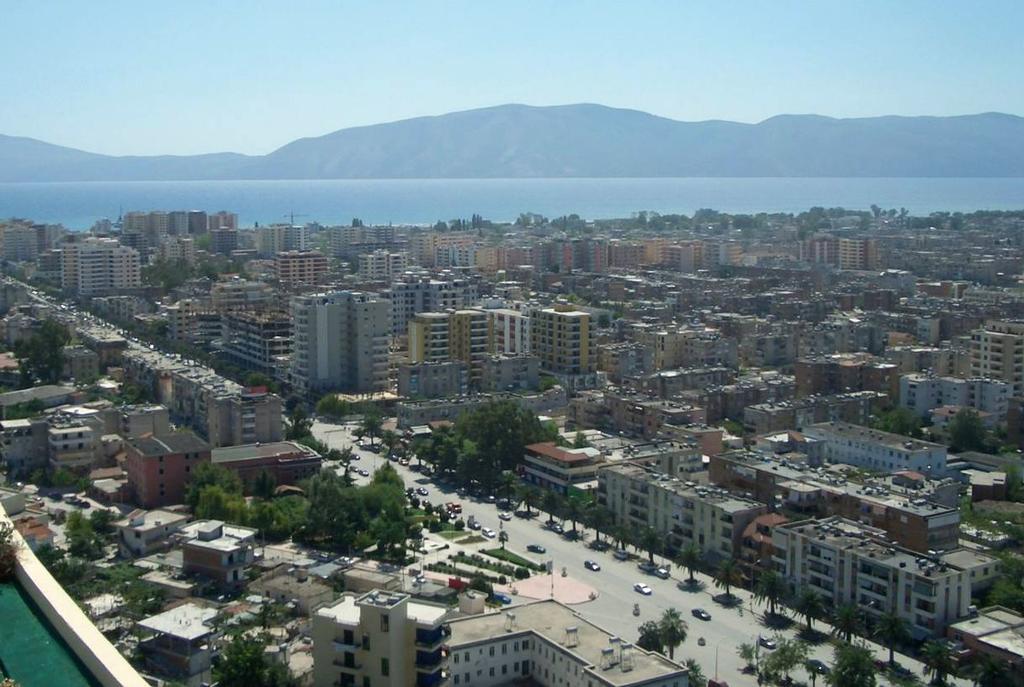 2.1. Profili Socio demografik i Qarkut të Vlorës në vitin 2013. Sipërfaqja në rrethin e Vlorës është 2.706 km 2 dhe dendësia e popullsisë është 64 banorë për km 2.