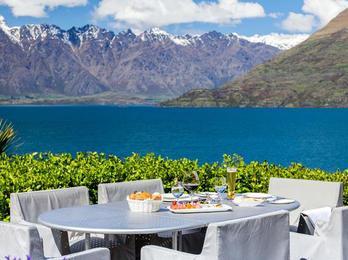 It is spectacularly situated on Lake Wakatipu and only seven minutes away from Queenstown.