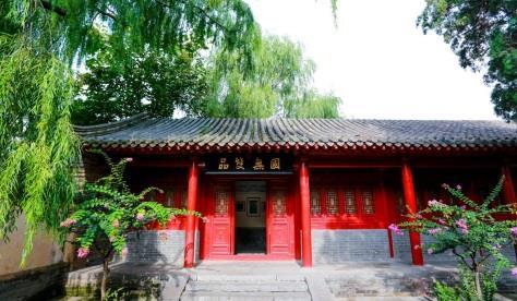 beautiful architecture. Visit Zhongyue Temple, a Taoist temple located at the southern foot of Taishi Mountain.