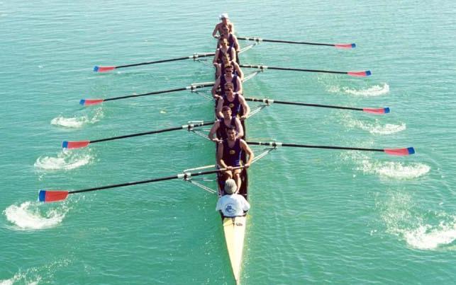Slika 3: Mariborski osmerec v sposojenem čolnu - Zagreb, 2001 (od spredaj nazaj: Nipič, Voršič, Hedl, Dobaj, Katrašnik, Grgurevič, Simončič, Krampač) Sezona 2002 Tekmovalno sezono leta 2002 so člani