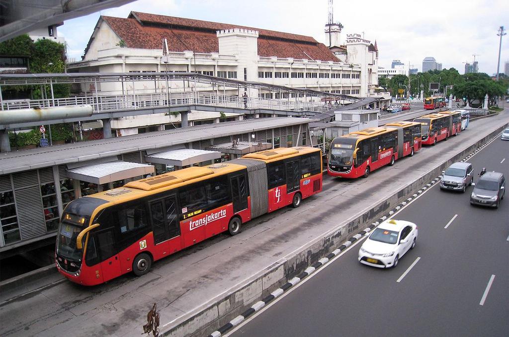 Ø Other ci7es are mostly semi-brt, not segregated. Ø Central Government provide bus fleet to some ci7es to support BRT system.
